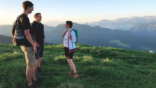 Wanderung Personen am Berg am Morgen
