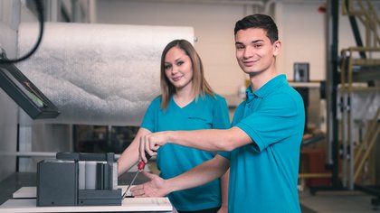 Zwei Personen bei der Lehrausbildung 