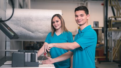 Zwei Personen bei der Lehrausbildung 