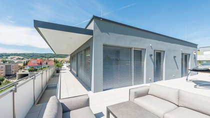 Haus mit Glasfront und Jalousien