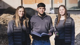 Lehrlinge bei der Ausbildung auf der Baustelle
