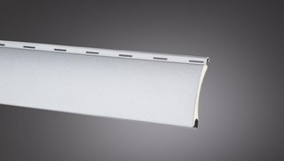 Alu Lamelle vor dunklem Hintergrund