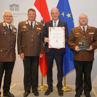 Schlotterer Geschäftsführer bei der Auszeichnung mit Feuerwehrkommandanten, Landesbranddirektor, Bundesfeuerrat 